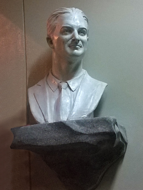 Busto en memoria de David Diego Ladowski creado por el prestigioso artista y escultor Raúl Efraín Franco Ochoa